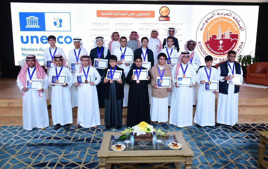 RCJY_Jubail's tweet image. كرّم الرئيس التنفيذي 
د.أحمد آل حسين
طلاب مدارس #الهيئة_الملكية_بالجبيل الفائزين في مسابقة #بيبراس_موهبة للمعلوماتية ٢٠٢٢م