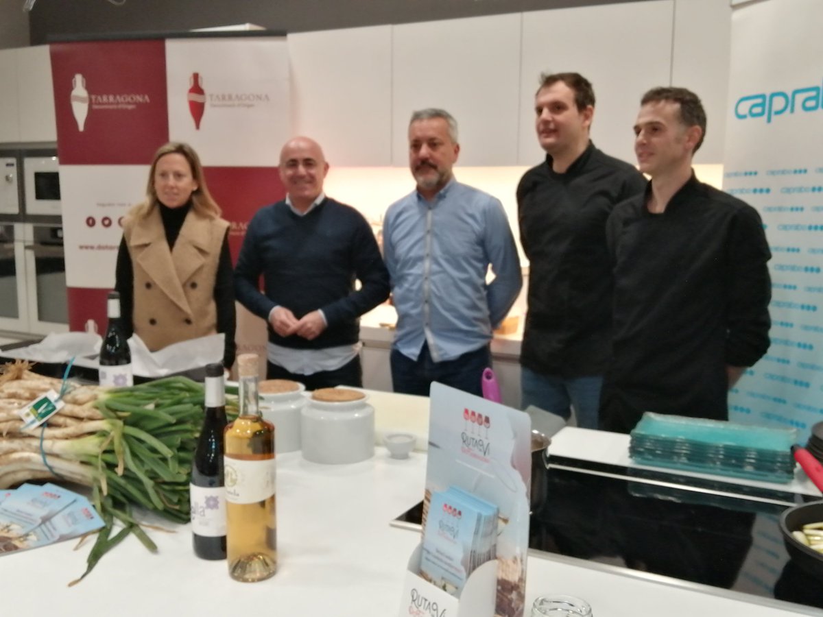 ranguita's tweet photo. El #calçot un producto de calidad y de proximidad que @caprabo y @VallsAjuntament ponen hoy en valor en la Jornada Gastronòmica #ChefCaprabo. @oscarperis @BitsDeSabor @chupchupchup #comoserfelizcon1,2,3... #elblogderaque @GuiaRamonin @retallsdecuina #ponorden https://t.co/qQOCYOTgKv