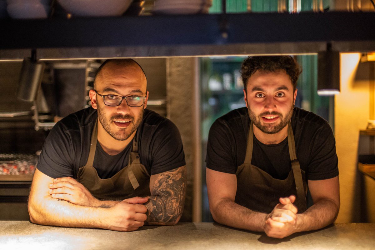 Brabo es ya, sin duda, el primer hit del 2023 y lo firman dos chefs con recorrido y reconocimiento: Rafa Panatieri y Jorge Sastre. Abre las puertas del nuevo templo donde adorar el fuego y las brasas. bcnfoodieguide.com/brabo-gastrono…