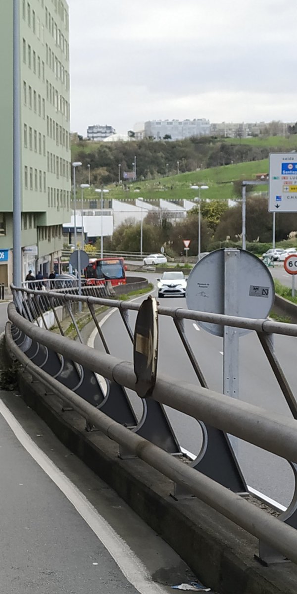 marialonso76's tweet image. Ahora mismo, atasco en la entrada a Coruña dirección los Castros por avería de la línea 12, rápida intervención tanto por la policía como por @TranviasCoruna , @silcerino, @EloyTP