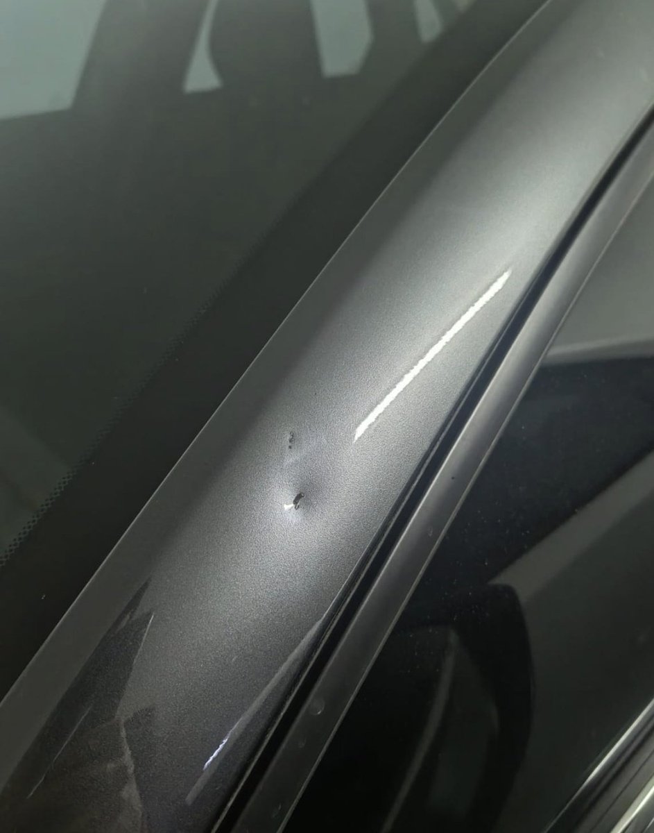 Definitivamente Dios envía ángeles para que nos cuiden y protejan. Sentí un disparo, vi un fogonazo pero no me detuve y al llegar a casa ví un impactó en el paral de la camioneta justo en dirección a mi rostro. Tengan mucha precaucion al pasar por la calle 162 con 75.