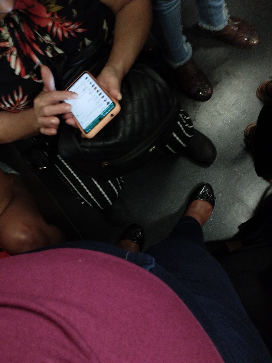 LineCipriano's tweet photo. @metro_rio lotado e esse povo sentado no chão é muita da sacanagem!
Entra dia e sai dia e é sempre a mesma coisa.
#carrodasmulheres https://t.co/HhAivLOEa2