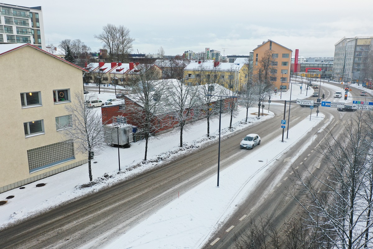 Keravalla mittaamme vuonna 2023 hengitettävien hiukkasten ja typen oksidien pitoisuuksia vilkasliikenteisen Keskustan Kehän varrella. Pysyvä mittausasemamme pk-seudun ulkopuolella sijaitsee Lohjalla. #Kerava #Lohja #ilmanlaatu #liikenne