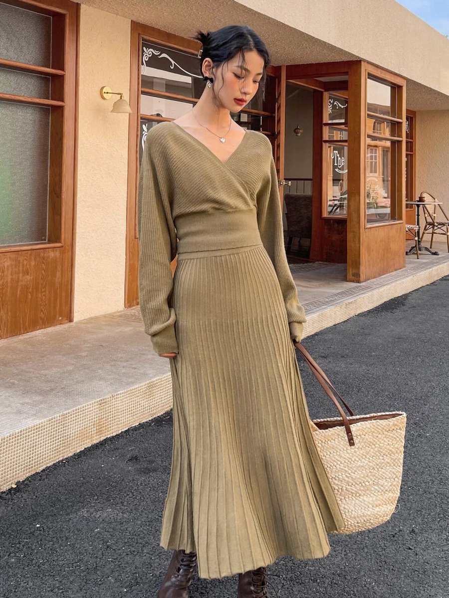 raymond_xin's tweet photo. DAZY Surplice Neck Batwing Sleeve Sweater &amp; Knit Skirt
#khaki https://t.co/DpZadXWpcN