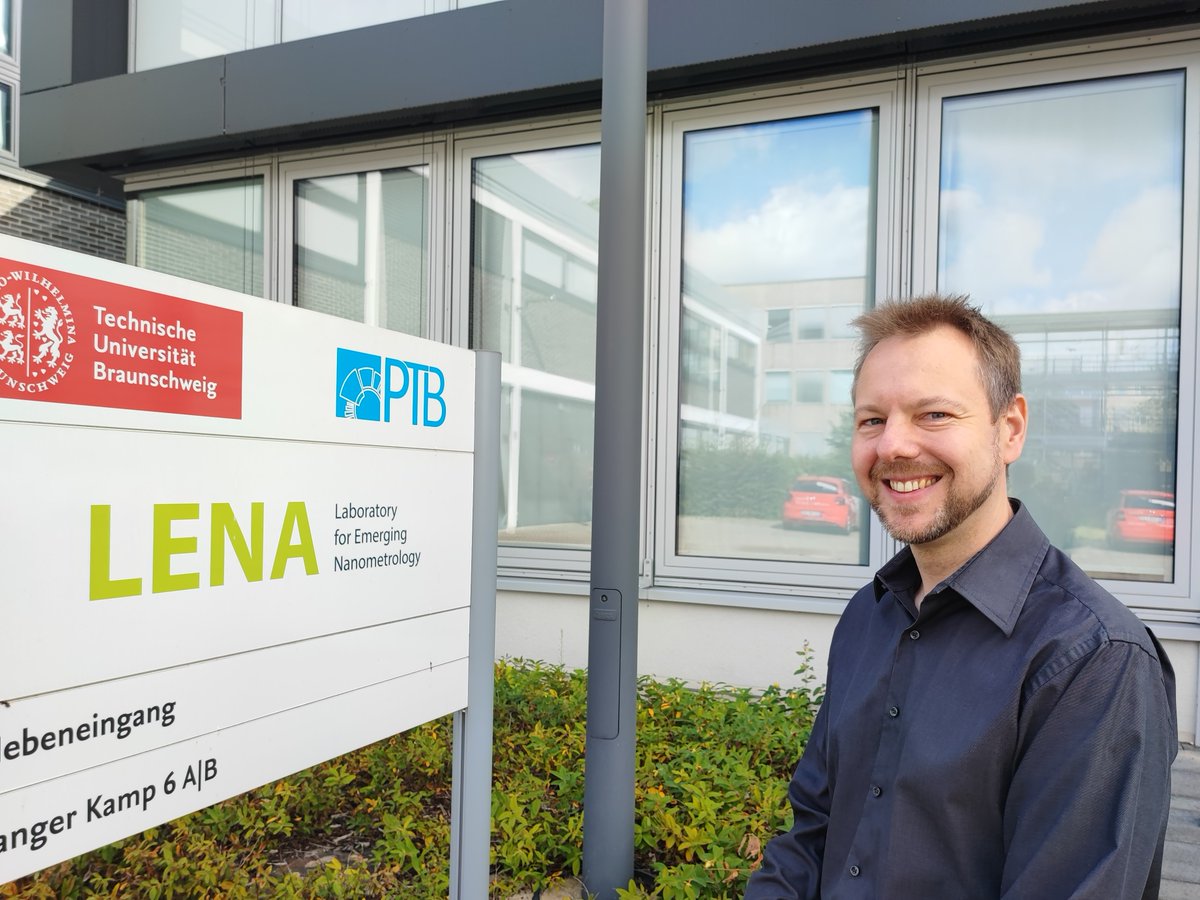 tuBraunschweig's tweet photo. Ein Computer mit Lichtblitzen statt Transistoren? Gemeinsam arbeiten Prof. Christian Werner von der @ost_fh und Prof. Andreas Waag von der #TUBraunschweig im Forschungszentrum LENA an künstlicher Intelligenz aus Licht. 
👉 https://t.co/9yBJeuZEOf
#KünstlicheIntelligenz #KI #AI https://t.co/RczlwbPLlL