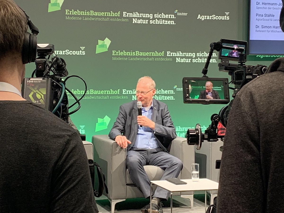 Podiumsdiskussionen auf der #IGW2023 zu den wichtigen Themen Tank-Teller-Trog und zur Methanreduzierung. Optimale Rohstoff- und Futterverwertung, #Regionalität und Offenheit für Innovationen sind wichtige Kriterien für nachhaltige Versorgungssicherheit.