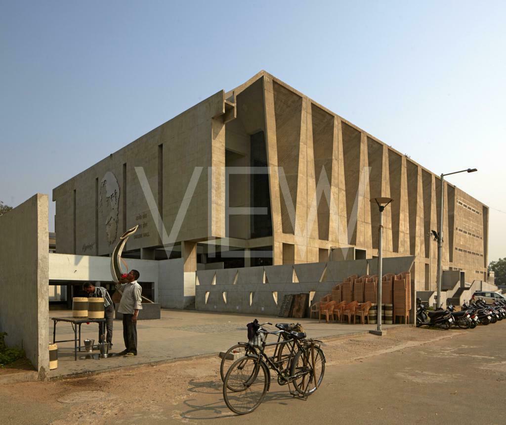 "India's greatest architect" Balkrishna Doshi dies aged 95 

Doshi's 1966 Brutalist Tagore Memorial Hall, captured by <a href="/VIEWIMAGES/">VIEW</a> photographer Edmund Sumner

viewpictures.mediashowroom.com/search/vwp?ftk…

#architecture #architecturephotography #brutalism #architecturedesign #news