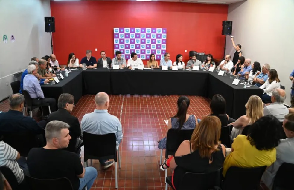 biencuyano's tweet photo. #ElTapado de Cambia Mendoza se destapa! El Partido Federal (Pichetto) llega a la reunión multipartidaria oficialista, con 4 mil nuevas afiliaciones del espacio de Milei, espantados x la salida de De Marchi del frente. El León se suma al Cambio en Mendoza! https://t.co/NlBPg0Y5Ch https://t.co/VuQHA8xLX0