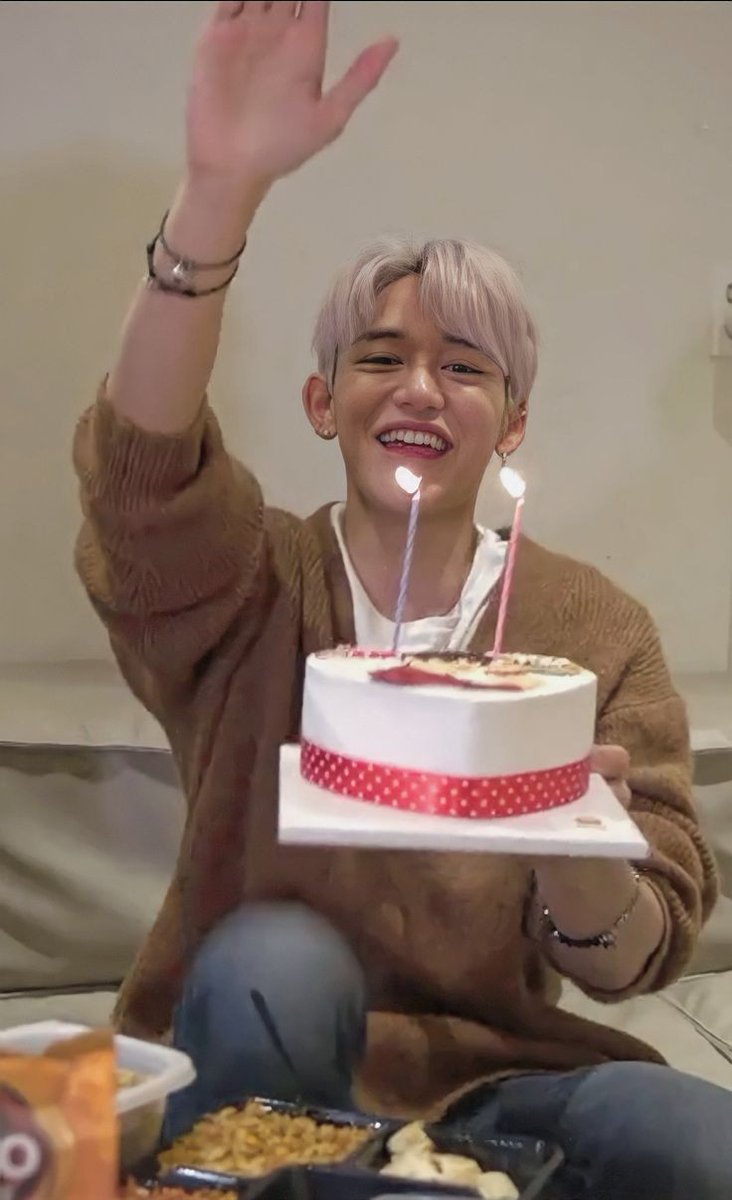 wyukheipics's tweet photo. happy birthday to my favorite person, my comfort, my home ♡

HAPPY LUCAS DAY 
#Golden24thWithLucas
#우리슈퍼맨_루카스_생일축하해
#黄旭熙生日快乐0125 https://t.co/E6DTzrD2QI