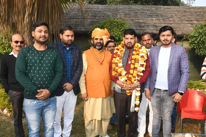 Jangal kahmosh hai is ka matlab ye nhi hai ki sher kahi cala gaya hi tigar abhi jinda hai wapas laot ke jaroor ayega log jo bhi kar rhe hai oglat hi neta ji chwi khraab karne ki kosis ki ja rahi hai up purwancl ke log netaji ke liye protest karnge