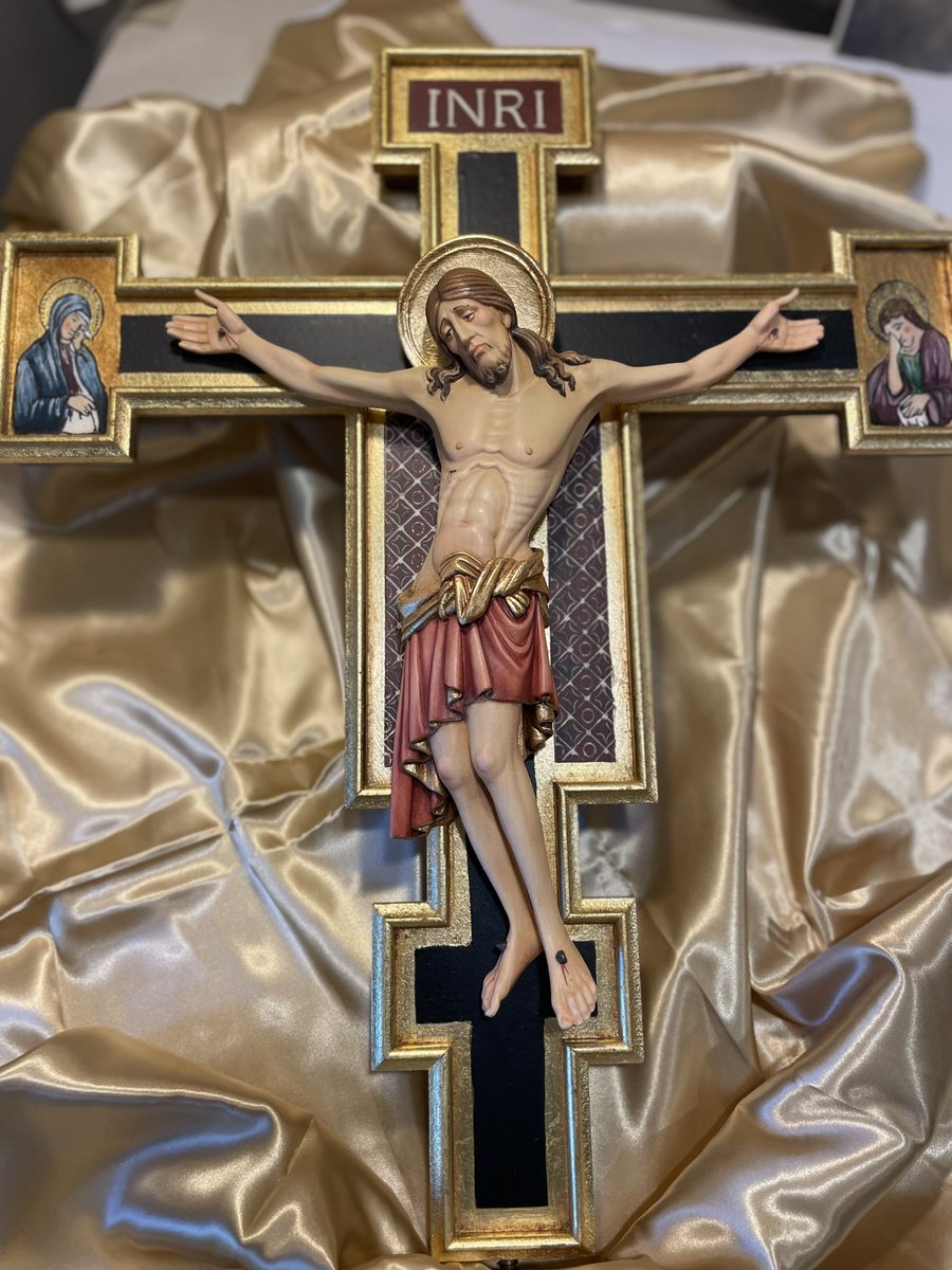 IN THE STUDIO This week I will revise parts of a processional cross. The main body of the cross and the corpus will remain; my client requests a revision to the two paintings that are at the ends of the cross’s arms. #sacredart #sacredspaces #artandfaith #restoration
