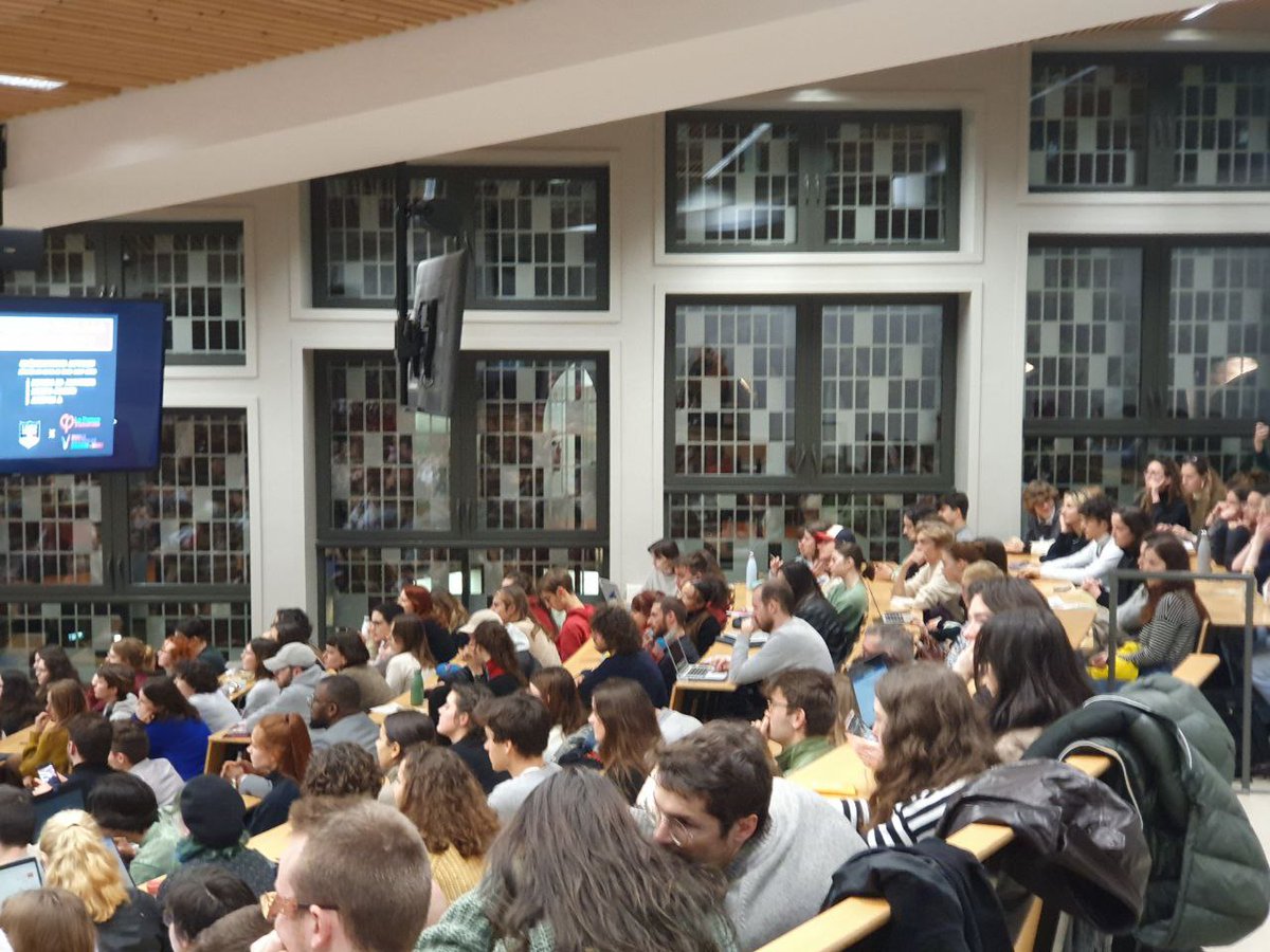 Clem_Autain's tweet photo. Salle comble hier soir à @ScPoLille pour échanger sur #retraites. La jeunesse est une clé pour faire reculer le gvt. Débattons avec elle ! Rendons contagieuse notre mobilisation, jusqu'à la victoire !

Merci aux Jeunes insoumis de l'IEP et à @AreneSPL pour cette invitation 🔥 https://t.co/d7Z7zhQIdB