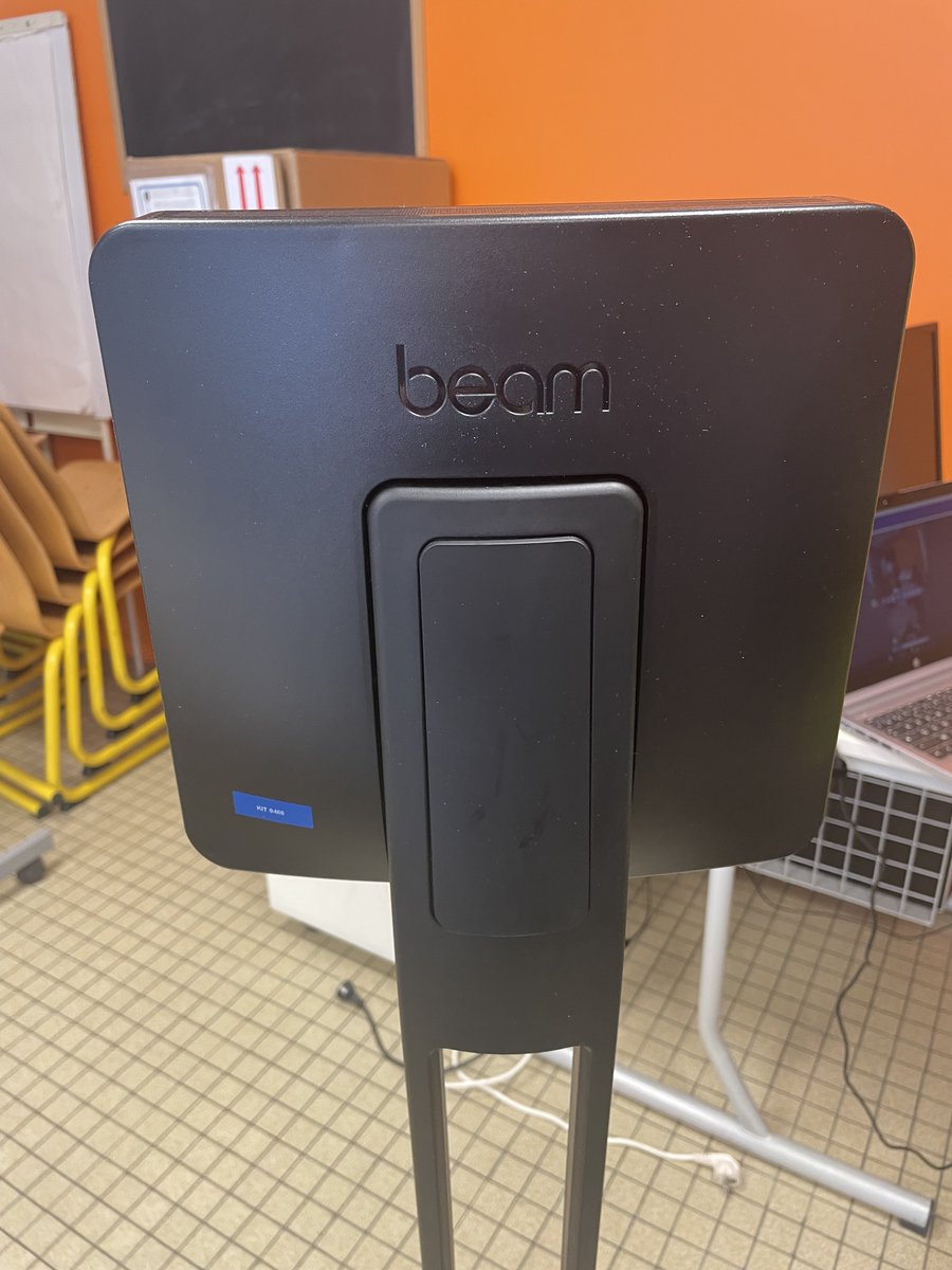 79Moliere's tweet photo. A partir de jeudi nous accueillons RD2D, le robot beam. Un dispositif innovant qui permettra à un élève en convalescence de suivre ses cours en visio depuis chez lui, en le pilotant à distance. La technologie au service de l'élève. #eduinov @Delphine_E_Roux #inclusion https://t.co/bpkzJAAgoN