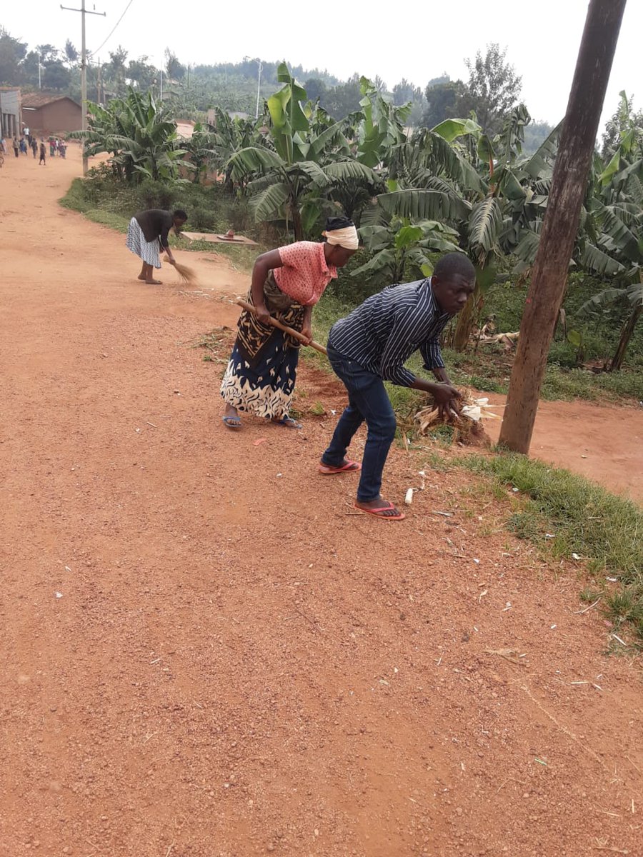 DistMusha's tweet photo. Musha sector @gisagara District
Mu rwego rwo gutsimbataza isuku mu baturage bacu, buri wa kabiri tubyukira mu Igitondo cy'Isuku.
Abaturage bishimira kugira uruhare mu mibereho myiza yabo bahereye ku isuku.
@RwandaSouth 
@DistMusha 
@GisagaraDistr https://t.co/zP8Smmz8oC
