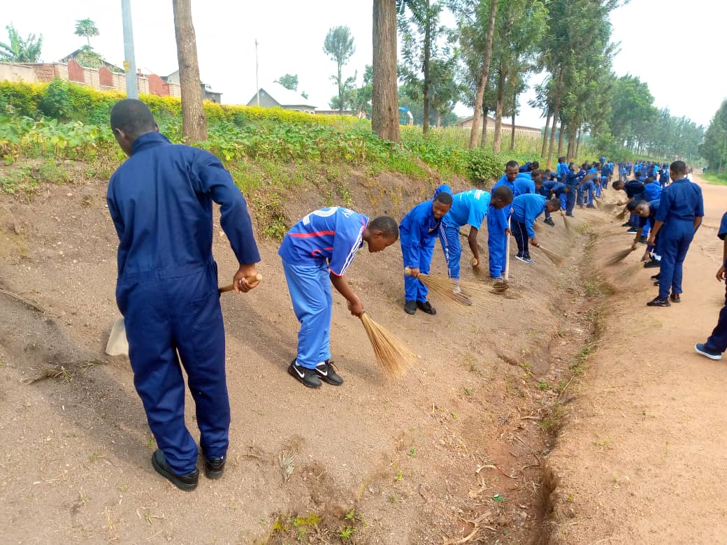 DistMusha's tweet photo. Musha sector @gisagara District
Mu rwego rwo gutsimbataza isuku mu baturage bacu, buri wa kabiri tubyukira mu Igitondo cy'Isuku.
Abaturage bishimira kugira uruhare mu mibereho myiza yabo bahereye ku isuku.
@RwandaSouth 
@DistMusha 
@GisagaraDistr https://t.co/zP8Smmz8oC