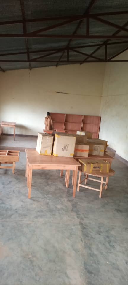 CebulacCt's tweet photo. ON INSTALLE LE #CLAC_NYARUSANGE.

En ce jour du 24 janvier 2023, le #CEBULAC a le plaisir de porter à la connaissance du public de la commune Nyarusange qu'il vient de décharger audit lieu le matériel pour  installer le CLAC Nyarusange. 

Vive la lecture; vive la culture. https://t.co/G4yQh1ubRN
