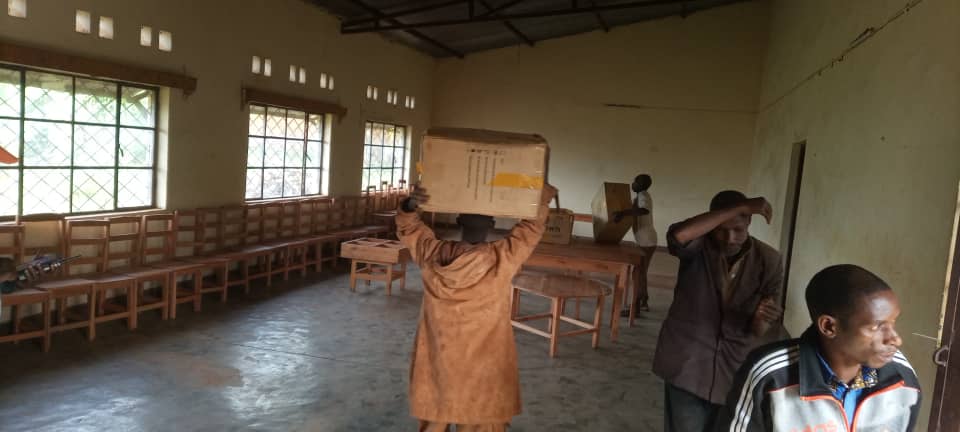 CebulacCt's tweet photo. ON INSTALLE LE #CLAC_NYARUSANGE.

En ce jour du 24 janvier 2023, le #CEBULAC a le plaisir de porter à la connaissance du public de la commune Nyarusange qu'il vient de décharger audit lieu le matériel pour  installer le CLAC Nyarusange. 

Vive la lecture; vive la culture. https://t.co/G4yQh1ubRN