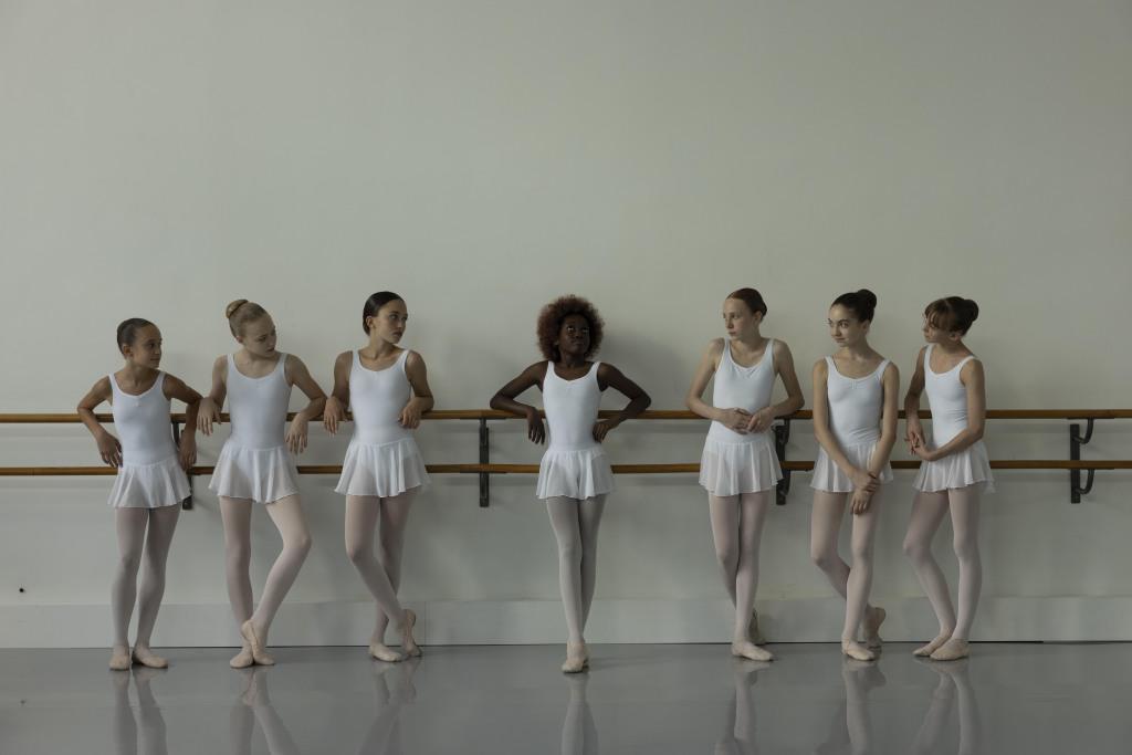 MagmaaMagazine's tweet photo. On parle de Neneh Superstar de Ramzi Ben Sliman, le film qui suit la trajectoire d'une élève noire entrant à l'Ecole de danse de l'Opéra de Paris. C'est intelligent et envolé. Un grand fouetté ! Critique par @TTgault 
https://t.co/z4EPGzD9GY https://t.co/p5QG7pzjPe