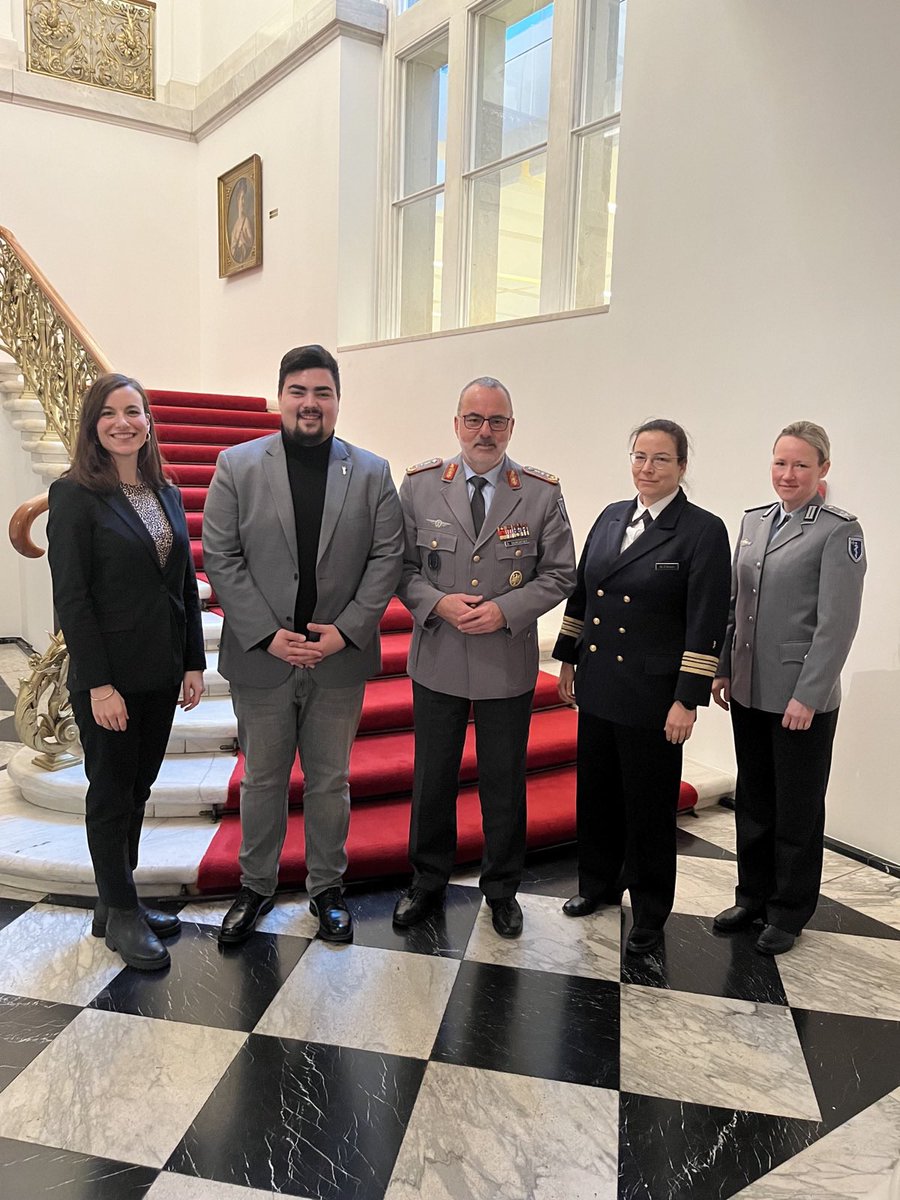 Vielen Dank für den wie immer sehr angenehmen und interessanten Austausch zu aktuellen Themen des <a href="/SanDstBw/">Sanitätsdienst der Bundeswehr</a> mit dem <a href="/InspekteurSan/">Befehlshaber ZSanDstBw</a>, Herrn Generaloberstabsarzt Dr. Baumgärtner! Die Beschaffung der Luftlanderettungszentren aus dem Sondervermögen bringen wir dieser Tage auf den Weg.