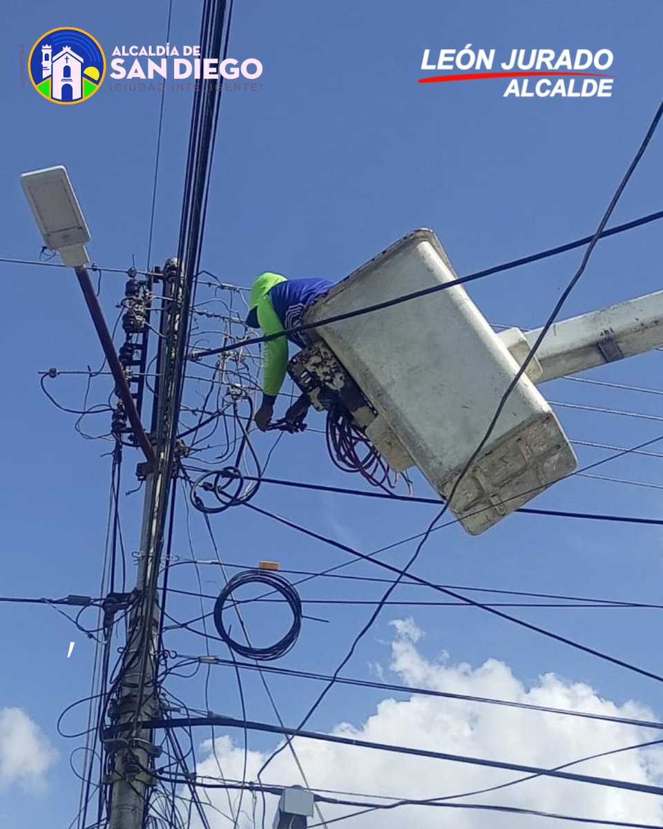 Alc_SanDiego's tweet photo. Continuamos trabajando en nuestro municipio.
Realizamos mantenimiento de alumbrado público en el sector Pueblo de San Diego, calle La Torre.
#AlcaldíaDelMunicipioSanDiego
#AlcaldíaDeSanDiego
#SanDiegoCarabobo
#VialSandi
#AlcaldeLeónJurado https://t.co/kIySLeUzqr