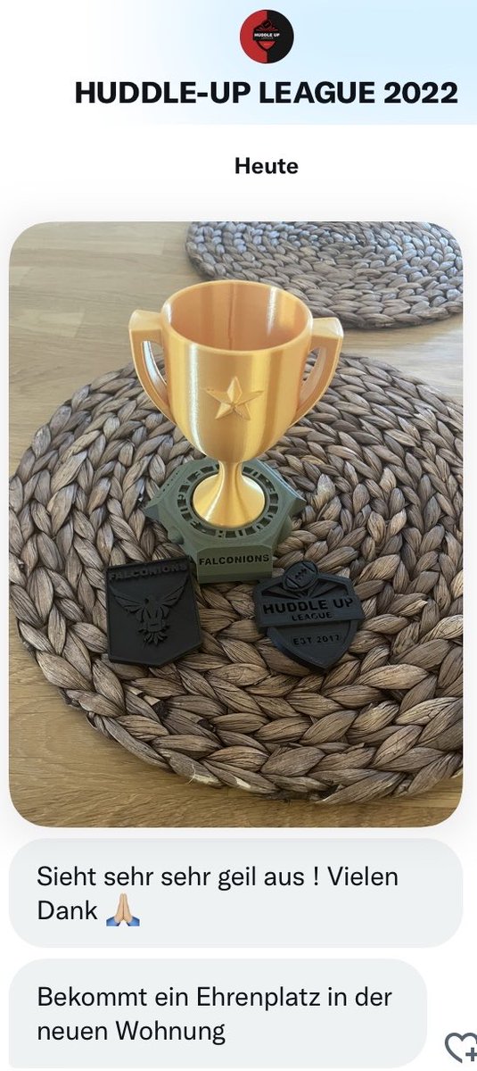 _TheHuddle_'s tweet photo. Winner-Trophy 🏆 und Season-Tags (von @fan_trophy) sind beim diesjährigen Gewinner der #HuddleUpLeague angekommen!!! Wir freuen uns jetzt schon auf die nächste Saison!!! 

#ranNFL #NFL #ranNFLsuechtig #FantasyTrophy #HUL #FantasyFootball #FanFoo https://t.co/xJSBkiqcK2