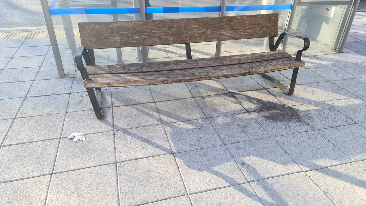 LookVica's tweet photo. Urgente reponer este banco🪑 ya que está torcido, la madera agrietada  y partida, muy deteriorado. No vendría nada mal renovar los bancos de esa zona porque están en unas condiciones parecidas.
Paseo de los Artilleros, N⁰ 1 - 5 (Vicálvaro)

@Lineamadrid @MADRID https://t.co/NMlJmsF5nJ