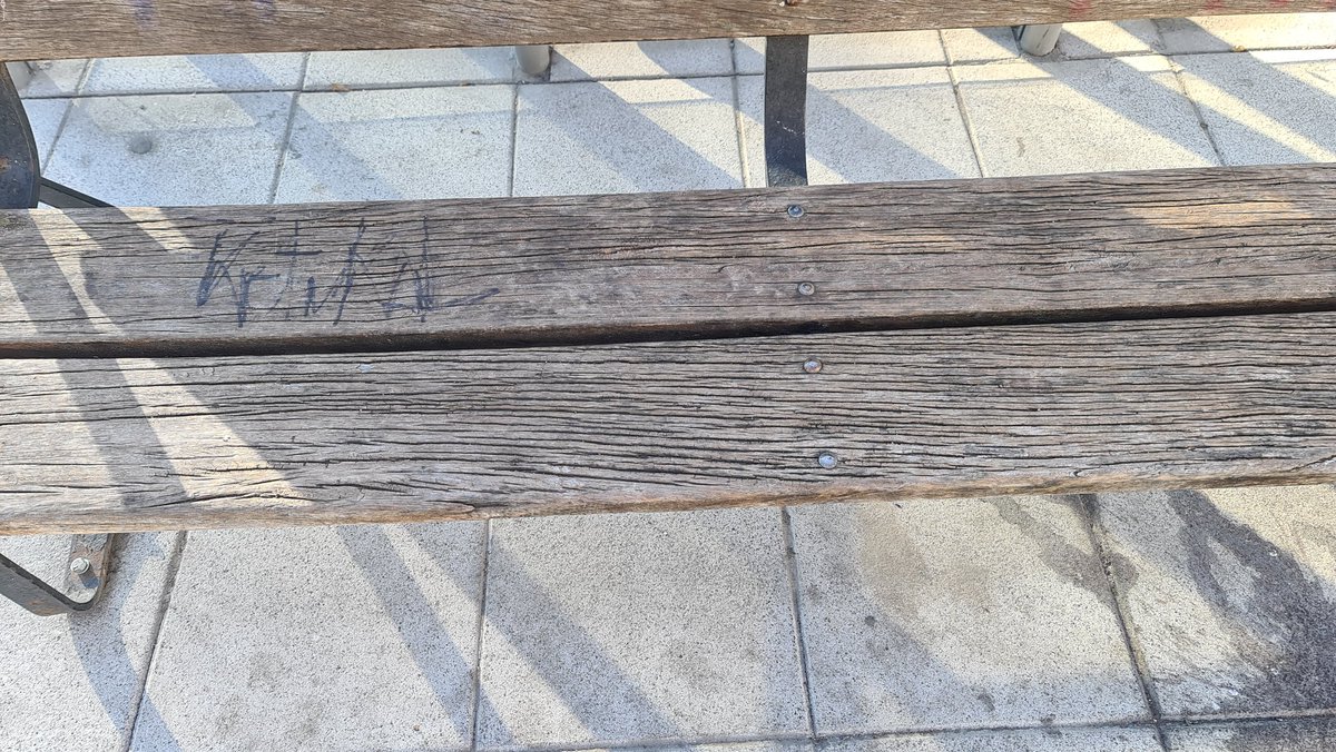 LookVica's tweet photo. Urgente reponer este banco🪑 ya que está torcido, la madera agrietada  y partida, muy deteriorado. No vendría nada mal renovar los bancos de esa zona porque están en unas condiciones parecidas.
Paseo de los Artilleros, N⁰ 1 - 5 (Vicálvaro)

@Lineamadrid @MADRID https://t.co/NMlJmsF5nJ