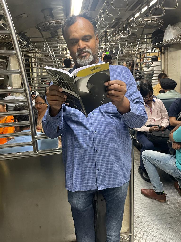 narendrabandabe's tweet photo. Kubrick in Mumbai Local 
पुस्तकाची पहिली कॉपी मुंबई लोकलसाठी. या लोकलमध्येच प्रवासात अनेक पुस्तकं वाचली गेली. आजकाल लोकलमध्ये पुस्तकं वाचणारी माणसं फार कमीच दिसतात. जी मोजकी उरलीयत त्यांच्यासाठी हा आपला #कुब्रिक. 
#आयएमकुब्रिकन
#कुब्रिकन https://t.co/M5nCHoGdxQ