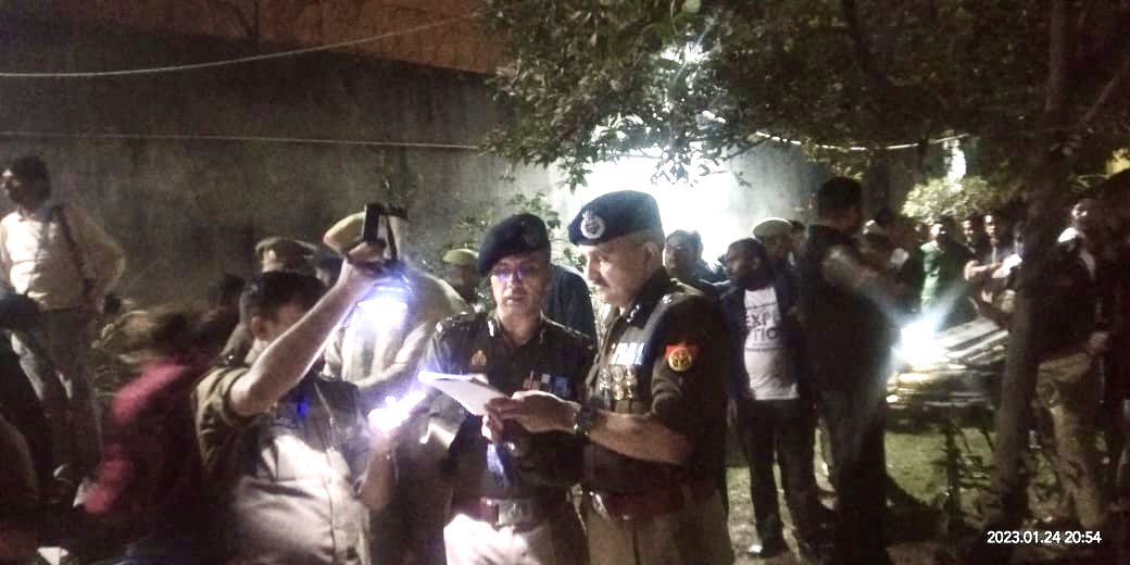Uppolice's tweet photo. लखनऊ के हज़रतगंज क्षेत्र में एक बहुमंज़िला इमारत के गिरने की दुर्घटना में पुलिस महानिदेशक उत्तर प्रदेश द्वारा स्वयं मौक़े पर बचाव एवं राहत कार्य का पर्यवेक्षण किया जा रहा है।लखनऊ पुलिस द्वारा एसडीआरएफ़ एवं एनडीआरएफ़ के साथ आपदा प्रबंधन का कार्य युद्धस्तर पर किया जा रहा है।(1/2) https://t.co/cQV2L7LcTq