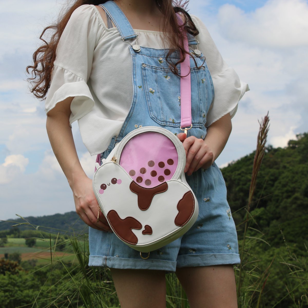 scipty's tweet photo. the first snail bag prototype is here🐌!!! I created a mailing list to keep you guys updated (link in bio) and would really appreciate any suggestions🤠 #itabag #kickstarter https://t.co/meFjsa7WwN