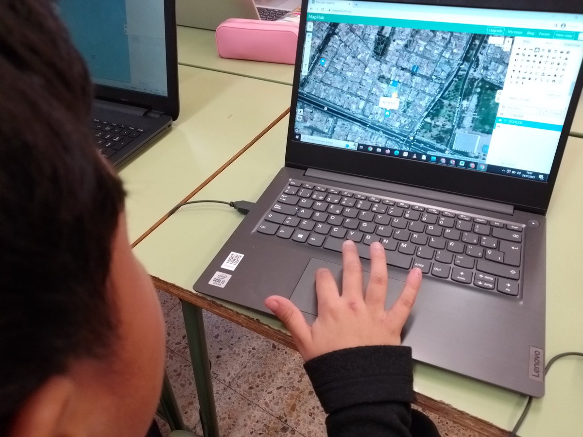 lafarigoladeval's tweet photo. A 4t hem descobert #maphub, una eina per situar llocs d'interès al mapa que ens permet crear les nostres ciutats, aprendre #English alhora que treballem la #CompetenciaDigital. https://t.co/W1uglaCqVB