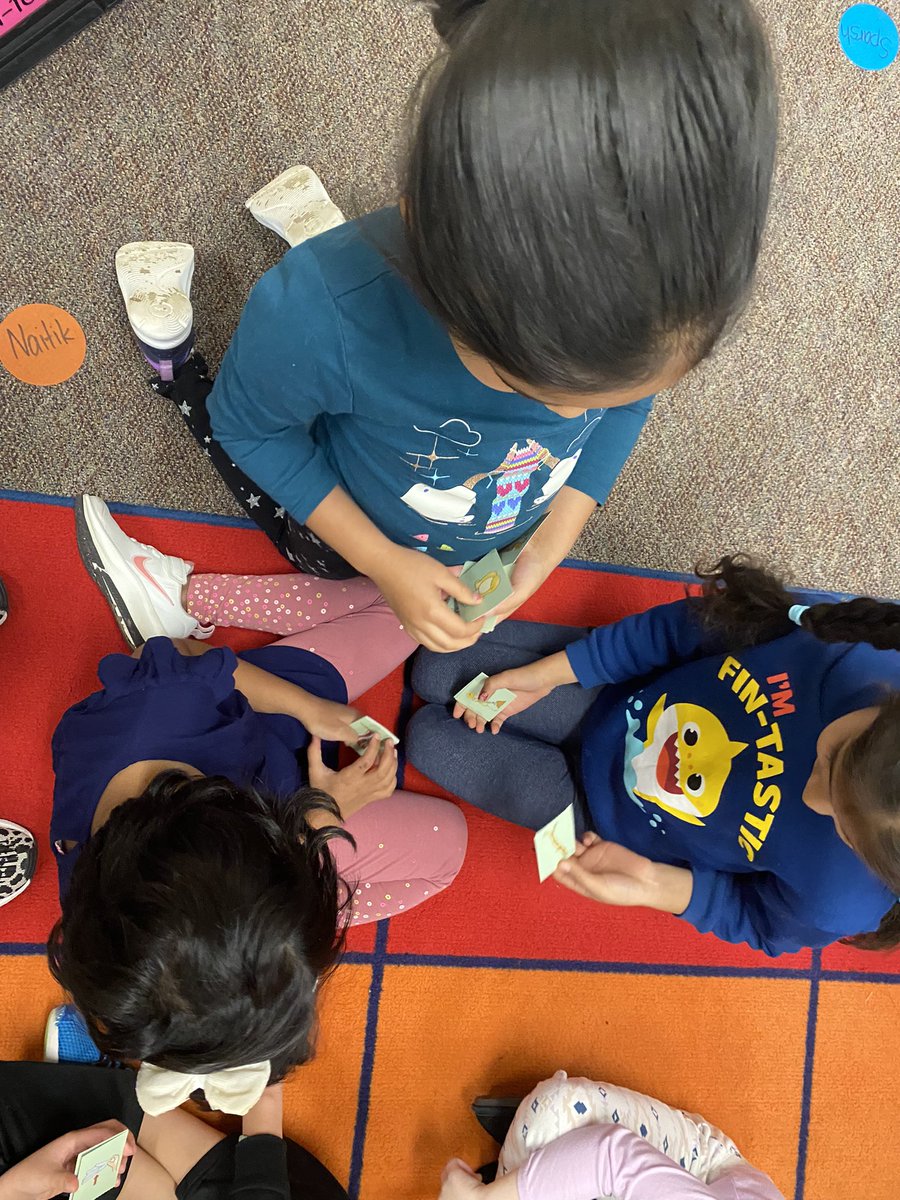 WeinkeLara's tweet image. Sorting pictures by short a and short i sounds with our partners!  @HospElementary #kindervibes