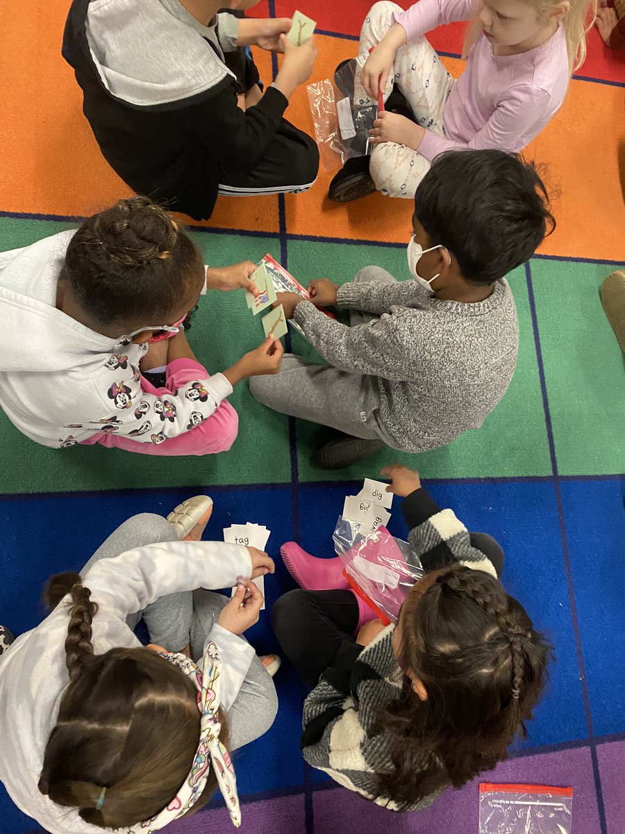 WeinkeLara's tweet image. Sorting pictures by short a and short i sounds with our partners!  @HospElementary #kindervibes