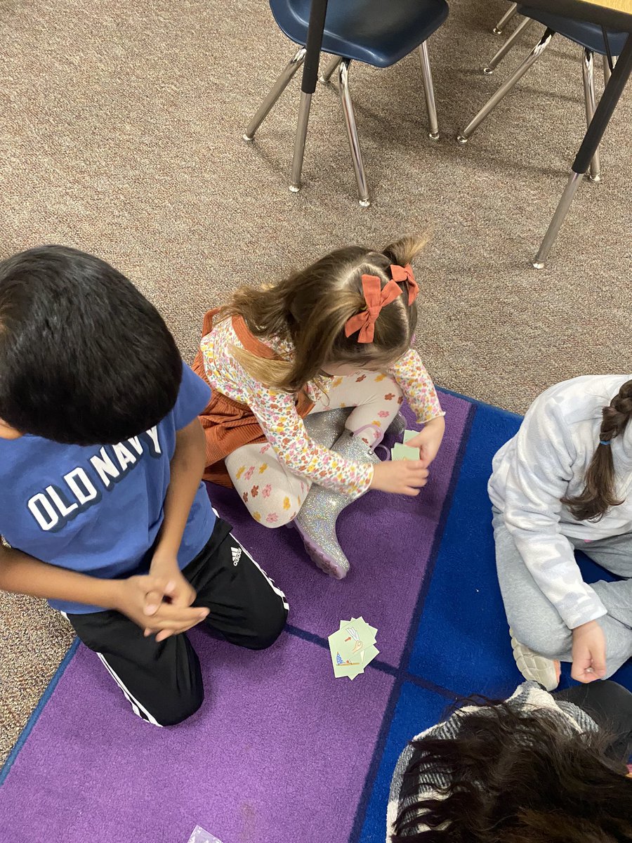 WeinkeLara's tweet image. Sorting pictures by short a and short i sounds with our partners!  @HospElementary #kindervibes