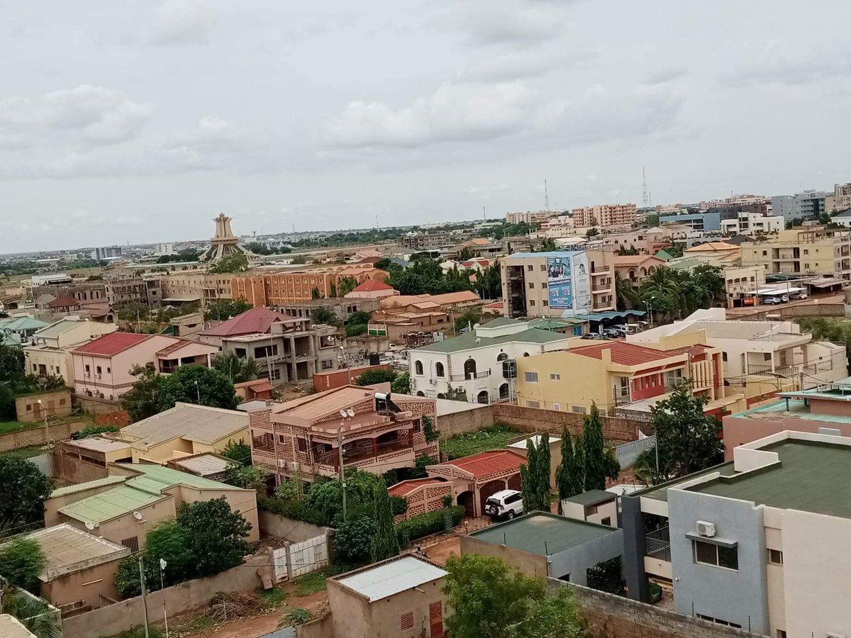 MdiOuedraogo's tweet photo. La ville de Ouagadougou… elle est si belle à certains endroits. Les Ouagalais aiment le goût. Des efforts sont faits pour traduire le rêve en réalité. Ici c’est le quartier Ouaga 2000. Il y a un peu de verdure malgré les nombreuses constructions. Images que j’ai reçues d’un ami. https://t.co/0cF9GfhajD