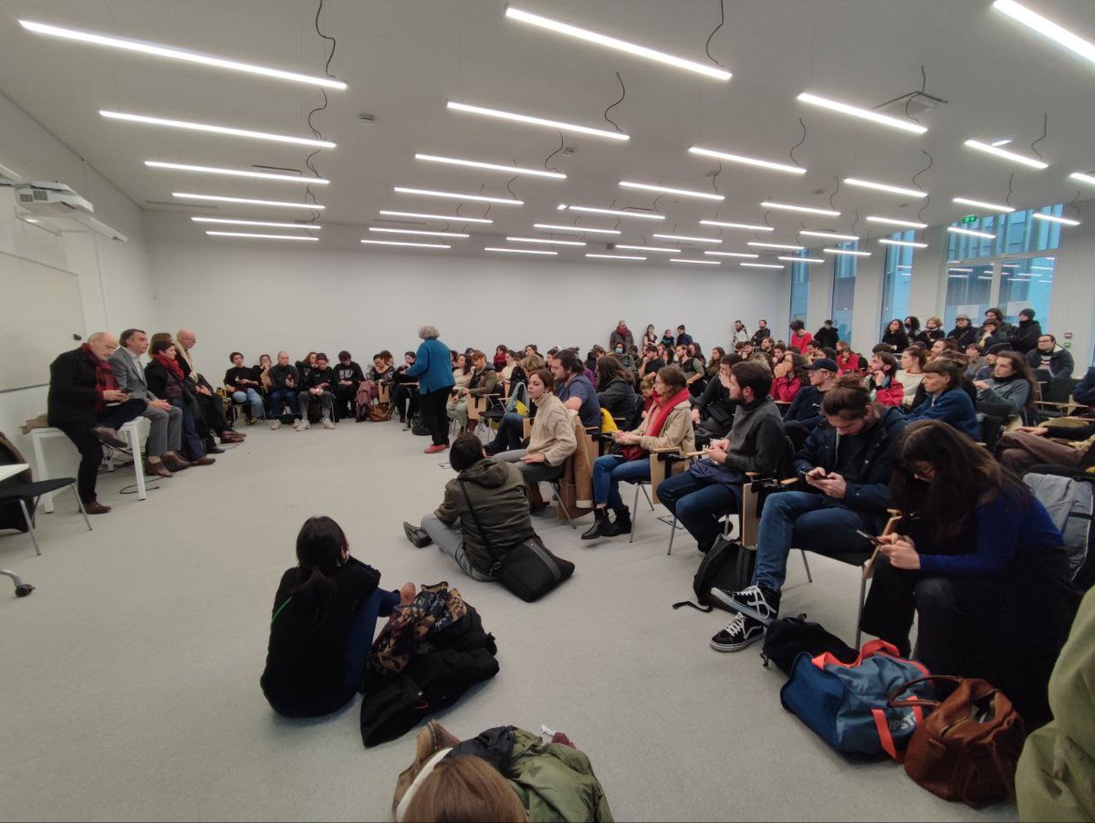 rapportsdeforce's tweet photo. 🔴 Une vingtaine d'étudiant·es de l'@EHESS_fr placé·es en garde à vue suite à une tentative d'occupation.

Ce qu'il s'est passé ⤵️
https://t.co/BbYIQMkhli

Un cap vient d’être franchi dans la répression des mouvements étudiants. 

Ils sont tjrs enfermés.

#ReformesDesRetraites https://t.co/3jc283FlSt