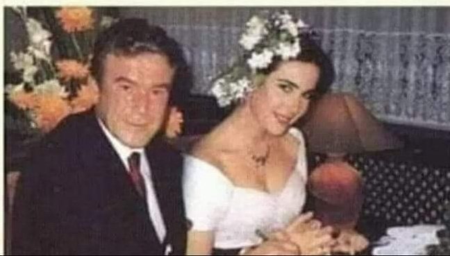Sabetayist olunca yaş farkının önemi olmuyor..
1943 doğumlu Uğur Dündar,
1971 doğumlu Yasemin Baradan ile 1993 senesinde evleniyor.
Dündar 50, 
Baradan 22 yaşında.
Aradaki fark 28 yaş. Birileri çocuk gelin mi demişti.?