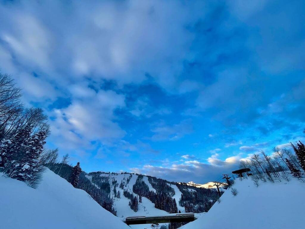 swingmanphoto's tweet photo. Nothing about this gets old
.
.
.
.
.
.
.
@deervalleyresort #deervalley #goodmorning #deervalleyresort #ski #skiing #skiresort #utah @visitparkcity @visitutah #mountains #mountainlife #mountainlovers #greatestsnowonearth #parkcity #parkcitylife #silverl… https://t.co/C3AH8LPBxq https://t.co/wiFoSeKi8K