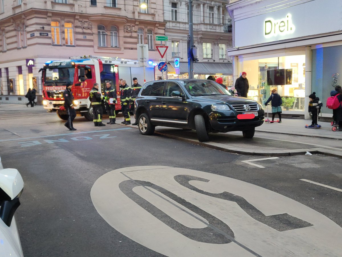 wolf_kamp's tweet photo. Wieder mal wird klar, warum es in Wien so viele #SUV gibt. Wegen den illegalen Parkplätzen am #Gehsteig... https://t.co/9Nmkm7HVbR