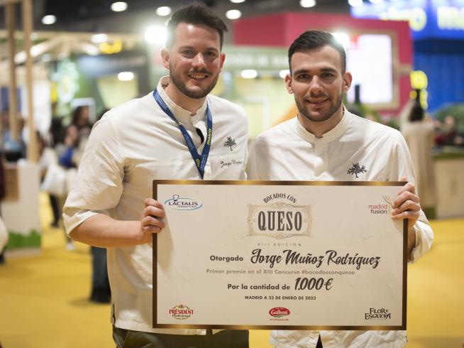 🧑🏻‍🍳Susana Casanova de La Clandestina Bistro, elabora la mejor tapa de España: 'Cruz de Navajas'.
👨‍🍳Jorge y Christian, de La Era de los Nogales, consiguen el primer puesto en el Concurso Bocados con Queso.
🏆Orgullosos del triunfo de la gastronomía de Aragón en #MadridFusión👏🏻