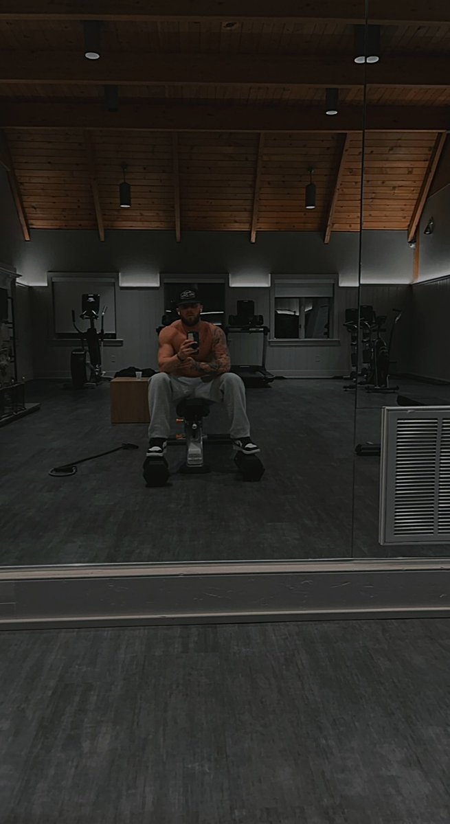 Jmack0305's tweet photo. Late night hotel gym https://t.co/r9gVFpnpiy
