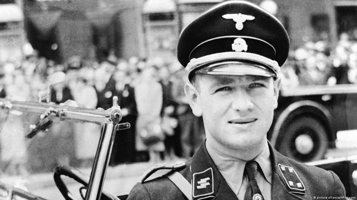 Erich Kempka(ur. 16 IX 1910 w Oberhausen,zm. 24 I 1975 we Freibergu nad Neckar)-SS-Obersturmbannführer,od 1934 roku osobisty kierowca i szef parku samochodowego Adolfa Hitlera.Kempka urodził się w Oberhausen w zachodnich Niemczech jako jedno z dziesięciorga dzieci górnika.🧵1/7⬇️