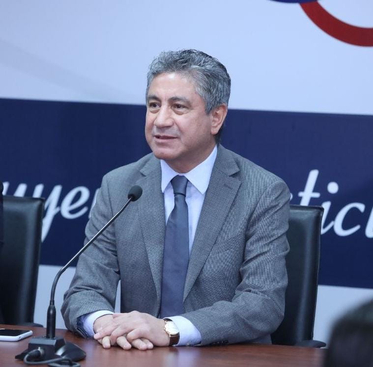 CJudicaturaEc's tweet photo. En rueda de prensa, el Vocal @FaustoMurilloEC afirmó que entregará un informe del estado de situación del Consejo de la Judicatura al nuevo Presidente @alvarofroman. "Ofrezco todo mi apoyo y experiencia al Dr. Román para seguir trabajando por bien del país", aseguró. https://t.co/bNSJPebRH8