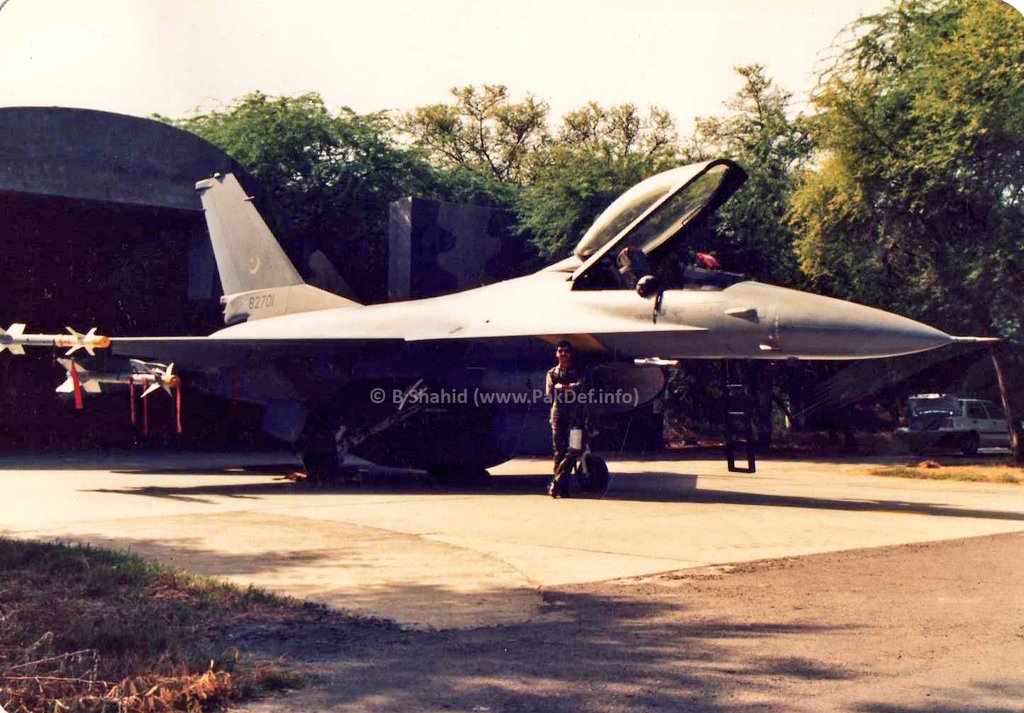 sohailahmedsa's tweet photo. 🇵🇰 Sqn Ldr Shahid Sikander stands in front of his F-16A - late 1980's.

[Picture Courtesy: B Shahid]
#40YearsofFalcon #Pakistan https://t.co/wLUhzESCpY