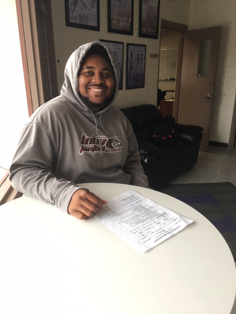 MPCLoboFootball's tweet photo. It’s Official!!
Congrats 2x All State, 2x Conference Champ @Big_moneyt50 on signing your scholarship paperwork and NLI with @NMHU_Athletics‼️ #WhyMPC https://t.co/AJrGlsneYo