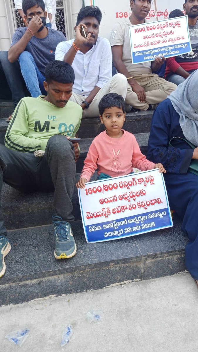 GurralaNaresh4's tweet photo. తెలంగాణ బిడ్డలు కన్నీళ్లు రాష్టానికి మంచిది కాదు #KCR గారు
#TSLPRB బోర్డు చేసిన తప్పులకు
తెలంగాణ బిడ్డలు శిక్షను అనుభవించాల్నా???
న్యాయం చెయ్యండి రన్నింగ్ క్వాలిఫై అయినవారికి మేన్స్ కి అవకాశం ఇవ్వండి 🙏 @KTRTRS @revanth_anumula @trsharish @RSPraveenSwaero https://t.co/eyhg5ZgYMJ