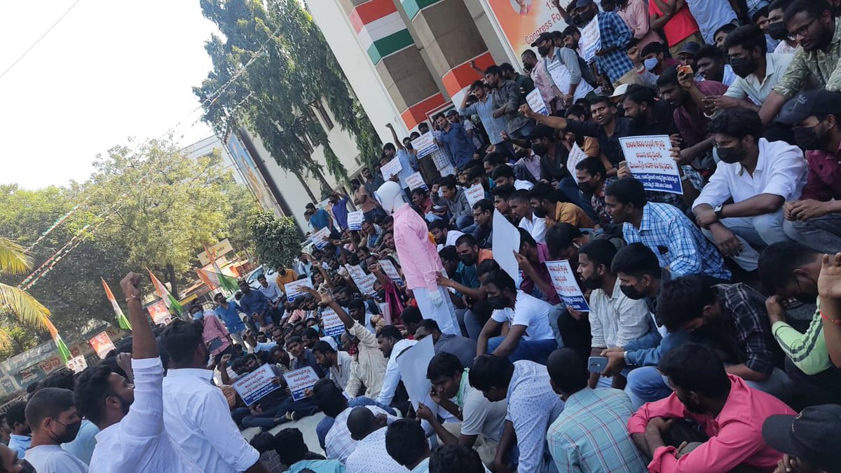 GurralaNaresh4's tweet photo. తెలంగాణ బిడ్డలు కన్నీళ్లు రాష్టానికి మంచిది కాదు #KCR గారు
#TSLPRB బోర్డు చేసిన తప్పులకు
తెలంగాణ బిడ్డలు శిక్షను అనుభవించాల్నా???
న్యాయం చెయ్యండి రన్నింగ్ క్వాలిఫై అయినవారికి మేన్స్ కి అవకాశం ఇవ్వండి 🙏 @KTRTRS @revanth_anumula @trsharish @RSPraveenSwaero https://t.co/eyhg5ZgYMJ
