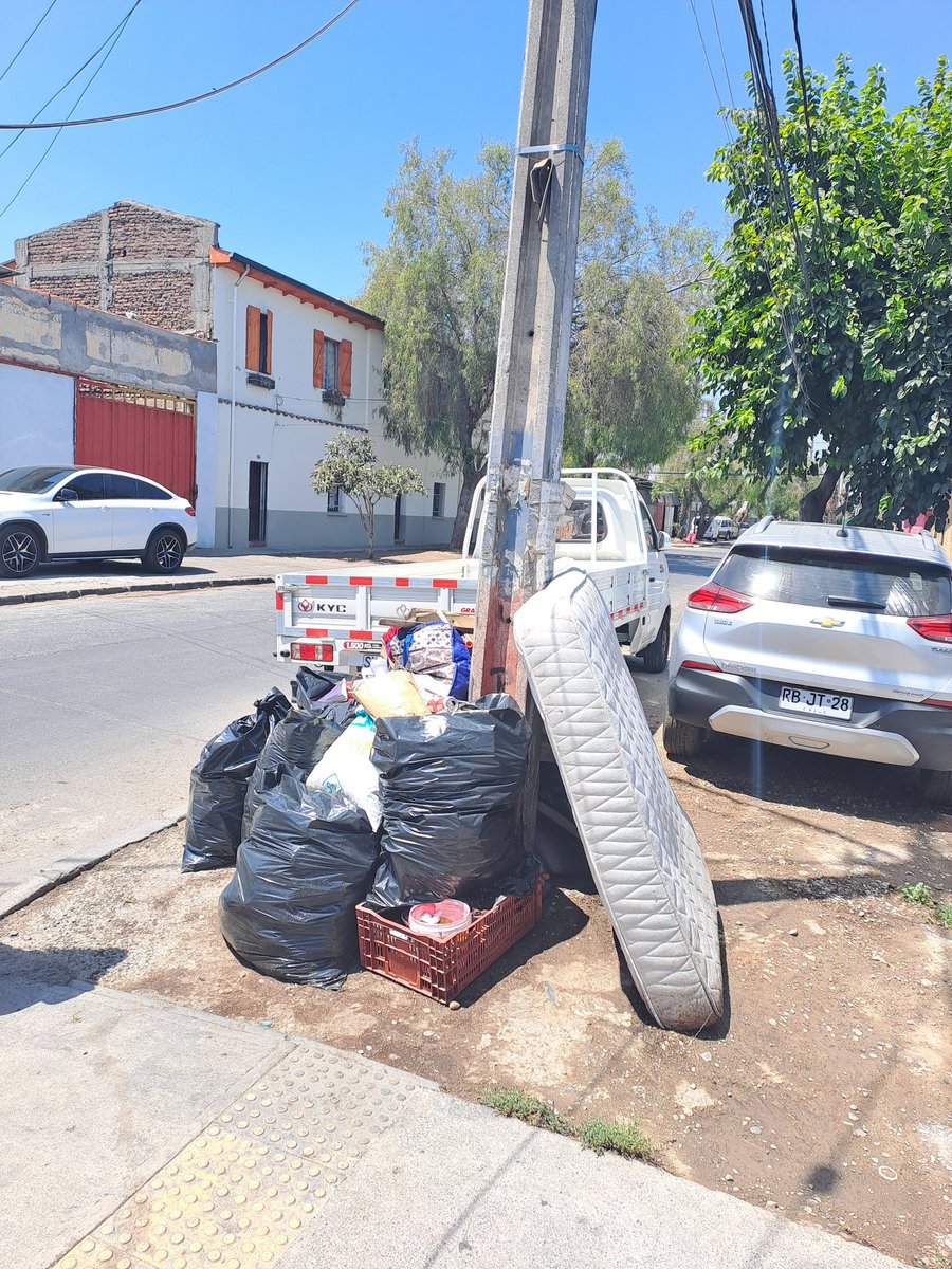 xtelemara's tweet photo. @munquintanormal @karydelfino en esquina mapocho y Gral. Barbosa hay basura desde ayer, se llamó a inspector municipal y no pasa nada, hay hasta un gato muerto
#quintanormalmejor https://t.co/8knaFdixzC