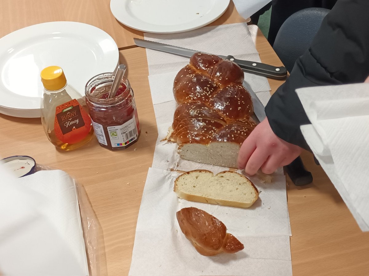 DrewettPamela's tweet photo. My biggest procrastination strategy - baking ๐คญ My seniors always seem to benefit though. One attempt at Challah then challenged myself to a tougher knot. Mini me claimed that one - 'came out the size of a baby' ๐ฅ @CatHSHumanities Recipe from @HMD_UK ๐#HigherRMPS https://t.co/7aT3hmZXMh