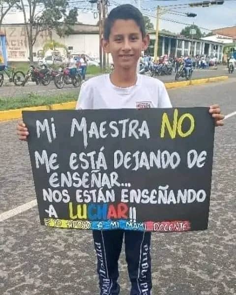 Nuestros chamos de las escuelas también alzaron su voz este #24Enero en apoyo a un #SalariosDignosYa para sus #Maestros

Los estudiantes nos unimos en todos los niveles para exigirle al dictador #NicolasMaduro #PensionesYSalariosJustosYa 

No+#SalarioDeHambre #Venezuela
